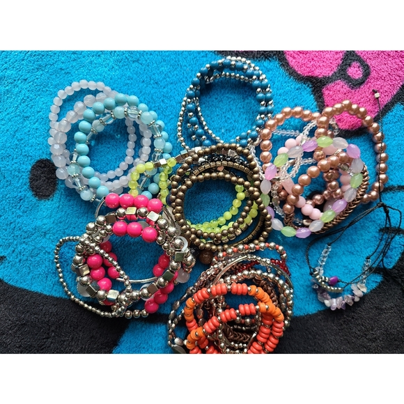 A bunch of Stretchy bracelets and 1 free gift! - Picture 2 of 4